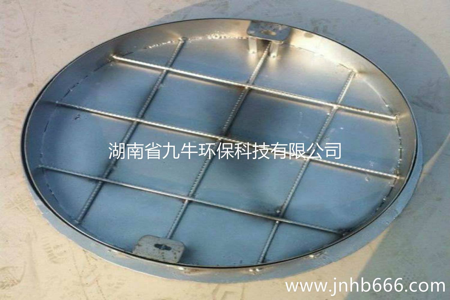 井蓋為何那么結(jié)實？滿大街的汽車都不會壓碎，原來是用的不銹鋼材質(zhì)
